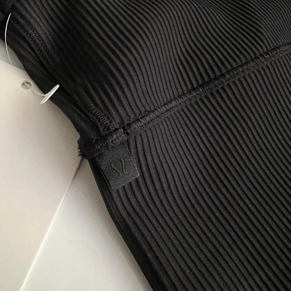 NWT Lululemon ribbed power pivot tank, black, size 4 - Picture 4 of 5